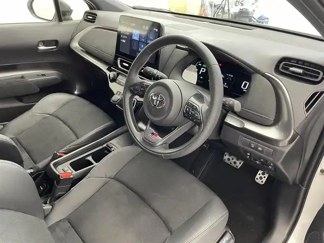トヨタ アクア GRスポーツ 滋賀県 2024(令6)年 0.8万km パールⅡ 禁煙車/純正ディスプレオーディオ/Bluetooth/USB/パノラミックビューモニター/セーフティセンス/パーキングサポートブレーキ/ビルトインETC/ハーフレザーシート/D/N席シートヒーター /LEDヘッドライト/フォグランプ/オートライト/プッシュスタート /スマートキー/スペアキー/電格ウィンカーミラー