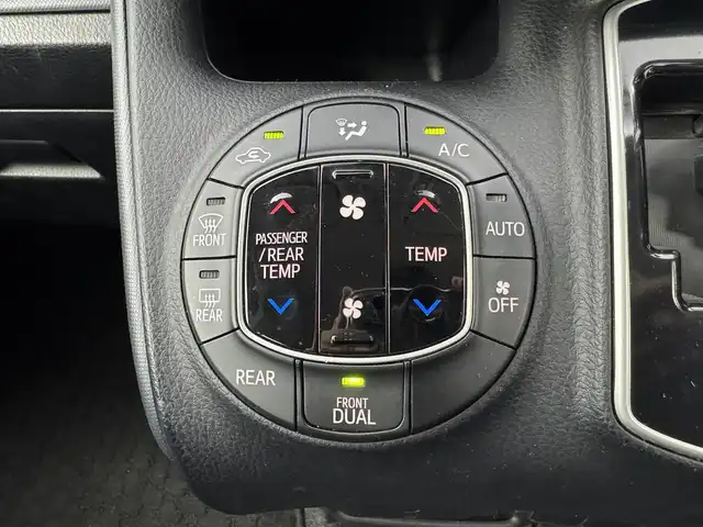 トヨタ ヴォクシー ZS 愛知県 2016(平28)年 3.1万km ボルドーマイカメタリック 純正ナビ/バックカメラ/フルセグTV/レーンキープ/Bluetooth/ドライブレコーダー/片側パワースライドドア/純正フロアマット/オートライト/オートマチックハイビーム/先行車発信告知/ドアバイザー/純正LEDライト/衝突軽減システム/3列シート