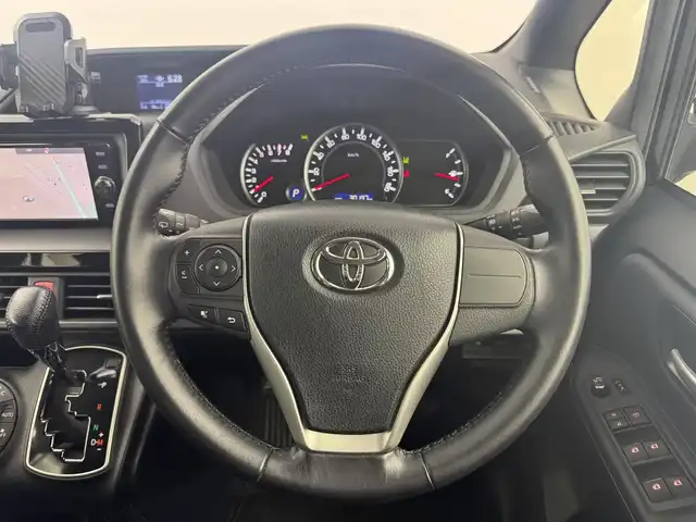トヨタ ヴォクシー ZS 愛知県 2016(平28)年 3.1万km ボルドーマイカメタリック 純正ナビ/バックカメラ/フルセグTV/レーンキープ/Bluetooth/ドライブレコーダー/片側パワースライドドア/純正フロアマット/オートライト/オートマチックハイビーム/先行車発信告知/ドアバイザー/純正LEDライト/衝突軽減システム/3列シート