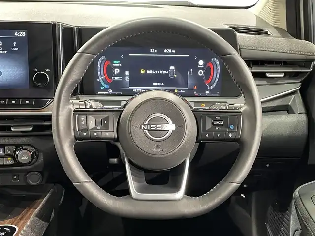 日産 オーラ G 愛知県 2022(令4)年 4.3万km ピュアホワイトパール 純正９インチナビ/プロパイロット/アラウンドビューモニター/ＢＯＳＥサウンドシステム/寒冷地仕様/衝突軽減ブレーキ/車線逸脱警報/ブラインドスポットモニター/クリアランスソナー/ワイヤレス充電/ハンドルヒーター/シートヒーター/ハーフレザーシート/デジタルインナーミラー/ビルトインＥＴＣ2.0/USB＆HDMI入力端子/ISOFIX/純正17インチアルミホイール