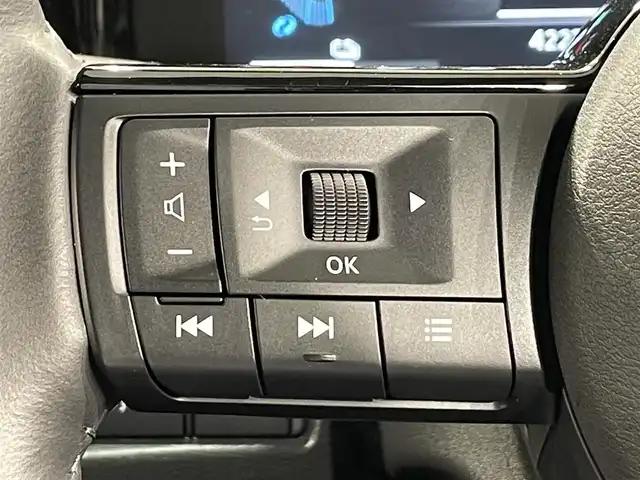 日産 オーラ G 愛知県 2022(令4)年 4.3万km ピュアホワイトパール 純正９インチナビ/プロパイロット/アラウンドビューモニター/ＢＯＳＥサウンドシステム/寒冷地仕様/衝突軽減ブレーキ/車線逸脱警報/ブラインドスポットモニター/クリアランスソナー/ワイヤレス充電/ハンドルヒーター/シートヒーター/ハーフレザーシート/デジタルインナーミラー/ビルトインＥＴＣ2.0/USB＆HDMI入力端子/ISOFIX/純正17インチアルミホイール