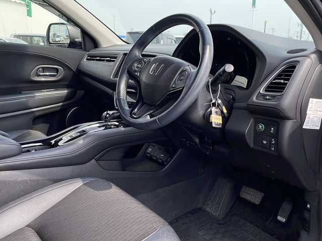 ホンダ ヴェゼル ハイブリッド Z ホンダセンシング 新潟県 2021(令3)年 5.9万km クリスタルブラックパール 4WD/純正メモリナビ(VXM-207VFEi)/CD/DVD/BT/フルセグテレビ/SDミュージックサーバー/バックカメラ/ETC/ドライブレコーダー/衝突被害軽減ブレーキ/レーンキープアシスト/レーダークルーズコントロール/半革シート/シートヒーター /パドルシフト/ステアリングスイッチ/スマートキー/プッシュスタート/LEDヘッドライト/オートライト/フォグランプ/純正17インチアルミホイール/社外16インチAW冬タイヤ車載