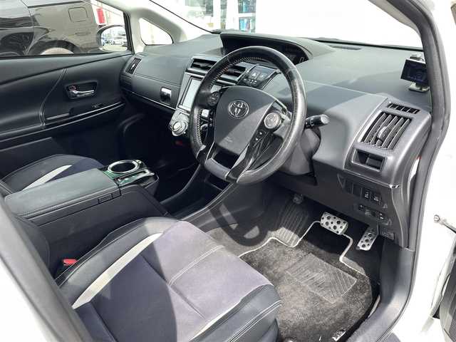 トヨタ プリウス α S ツーリングセレクション G’s 愛知県 2015(平27)年 8.4万km ホワイトパールクリスタルシャイン ・ワンオーナー/・コムテックレーダー探知機（ZERO 3V）/・純正SDメモリーナビ/・バックカメラ/・フルセグTV/・CD/DVD再生/・ミュージックサーバー（SD録音）/・Bluetooth接続/・ハーフレザーシート/・純正フロアマット/・純正18インチアルミホイール/・LEDヘッドライト/・ドライブレコーダー（前）/・スマートキー/・プッシュスタート