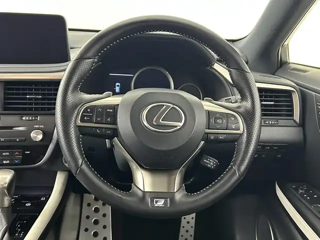 レクサス ＲＸ 450h Fスポーツ 道央・札幌 2022(令4)年 2.8万km グラファイトブラックガラスフレーク ・４WD/・パノラマガラスサンルーフ/・純正メモリナビ/・CD/DVD/SD/BT/AUX/USB/・AppleCarPlay/AndroidAuto/フルセグTV/・パノラミックビューモニター/・ビルトインETC2.0/・ドライブレコーダー前後/・レクサスセーフティシステム/・プリクラッシュセーフティ/・レーンキープアシスト/・アダプティブクルーズコントロール/・クリアランスソナー/・横滑り防止装置/・ブラインドスポットモニター/・ヘッドアップディスプレイ/・パワーバックドア/・アイドリングストップ/・オートマチックハイビーム/・LEDヘッドライト/・オートライト/・白黒コンビレザーシート（Fスポ専用）/・D席シートメモリ/・D+N席シートヒーター/・D+N席シートエアコン/・D+N席パワーシート/・ステアリングスイッチ/・ステアリングヒーター/・純正20インチAW/・純正フロアマット/・プッシュスタート/・スマートキー/・スペアキー×２（スマートキー・カードキー）/・保証書/・取扱説明書