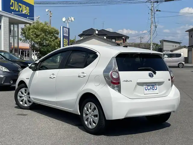 トヨタ アクア G 佐賀県 2012(平24)年 9.4万km ライムホワイトパールクリスタルシャイン （株)IDOMが運営する【じしゃロン佐賀店】の自社ローン専用車両になります。/こちらは現金またはオートローンご利用時の価格です。自社ローンご希望の方は別途その旨お申付け下さい/禁煙車　/ライムホワイトパール　/スマートエントリー　　/純正ナビ／フルセグＴＶ／ＢＴオーディオ　/ＥＴＣ