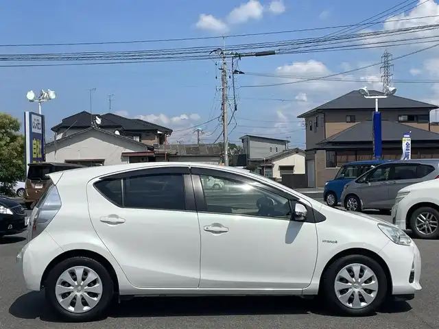 トヨタ アクア G 佐賀県 2012(平24)年 9.4万km ライムホワイトパールクリスタルシャイン （株)IDOMが運営する【じしゃロン佐賀店】の自社ローン専用車両になります。/こちらは現金またはオートローンご利用時の価格です。自社ローンご希望の方は別途その旨お申付け下さい/禁煙車　/ライムホワイトパール　/スマートエントリー　　/純正ナビ／フルセグＴＶ／ＢＴオーディオ　/ＥＴＣ