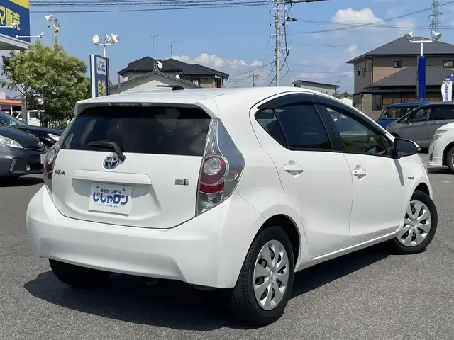 トヨタ アクア G 佐賀県 2012(平24)年 9.4万km ライムホワイトパールクリスタルシャイン （株)IDOMが運営する【じしゃロン佐賀店】の自社ローン専用車両になります。/こちらは現金またはオートローンご利用時の価格です。自社ローンご希望の方は別途その旨お申付け下さい/禁煙車　/ライムホワイトパール　/スマートエントリー　　/純正ナビ／フルセグＴＶ／ＢＴオーディオ　/ＥＴＣ