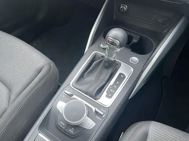 アウディ Ｑ２ 30TFSIスポーツ 東京都 2020(令2)年 2万km グレイシアホワイトメタリック MMIナビ/12セグ/バックカメラ/リバース連動ドアミラー/アドバンスドキー/ACC/レインセンサー/オートホールド/ドライブセレクト/Audiプレセンス/Audiアクティブレーンアシスト/前後パーキングエイド/リア5面フィルム貼り/バックフォグ/純正LEDライト/シートリフター/ヴァーチャルコックピット