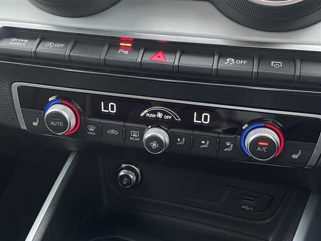 アウディ Ｑ２ 30TFSIスポーツ 東京都 2020(令2)年 2万km グレイシアホワイトメタリック MMIナビ/12セグ/バックカメラ/リバース連動ドアミラー/アドバンスドキー/ACC/レインセンサー/オートホールド/ドライブセレクト/Audiプレセンス/Audiアクティブレーンアシスト/前後パーキングエイド/リア5面フィルム貼り/バックフォグ/純正LEDライト/シートリフター/ヴァーチャルコックピット