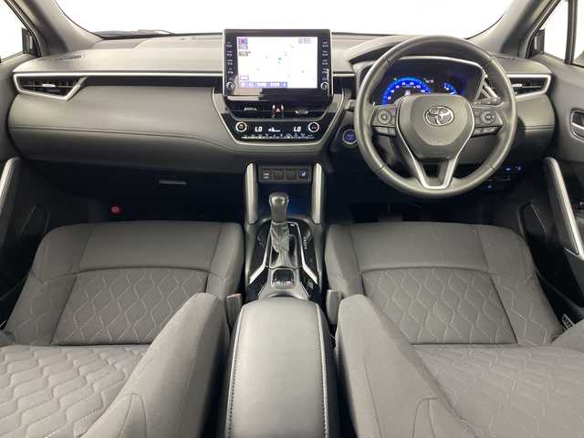 トヨタ カローラ クロス ハイブリッド S 道央・札幌 2022(令4)年 4.5万km アティチュードブラックマイカ ・4WD/・ワンオーナー/・純正9インチディスプレイオーディオ/・BT&Miracast/・ナビキット/・バックカメラ/・プリクラッシュセーフティ/・レーダークルーズコントロール/・コーナーセンサー/・パーキングサポートブレーキ/・クリアランスソナー/・ロードサインアシスト/・車線逸脱警報/・横滑り防止装置/・アイドリングストップ/・ステアリングヒーター/・ステアリングスイッチ/・革巻きステアリング/・社外前後ドライブレコーダー/・ビルトインETC/・ドアミラーヒーター/・フロントワイパーデアイサー/・AC100V/・電格ウィンカーミラー/・ドアバイザー/・LEDヘッドライト/・フォグライト/・オートライト/・オートマチックハイビーム/・スマートキー/・オートリトラミラー