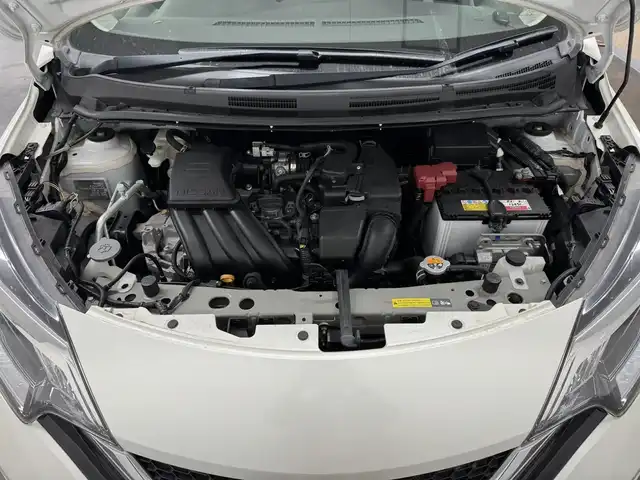 日産 ノート X 三重県 2019(平31)年 1.5万km ブリリアントホワイトパール ガソリン/FF/フロアCVT/純正 7インチナビ MM318D-W/（FM/AM/CD/DVD/iPod/SD/TV/WALKMAN/USB/Bluetooth/MUSIC STOCKER）/【OP】アラウンドビューモニター（移動物検知機能付）*/ドライブレコーダー 前方/ETC/安全/・エマージェンシーブレーキ/・LDW（車線逸脱警報）/・フロント＆バックソナー/・踏み間違い衝突防止アシスト/・ハイビームアシスト/・VDC（ビークルダイナミクスコントロール）/など/装備/・【OP】インテリジェント ルームミラー（デジタルインナーミラー）/・【OP】ヒーター付ドアミラー*/・マニュアルエアコン/・プッシュスタート/・電動格納ドアミラー/・純正 15inAW/・インテリジェントキーx1/など