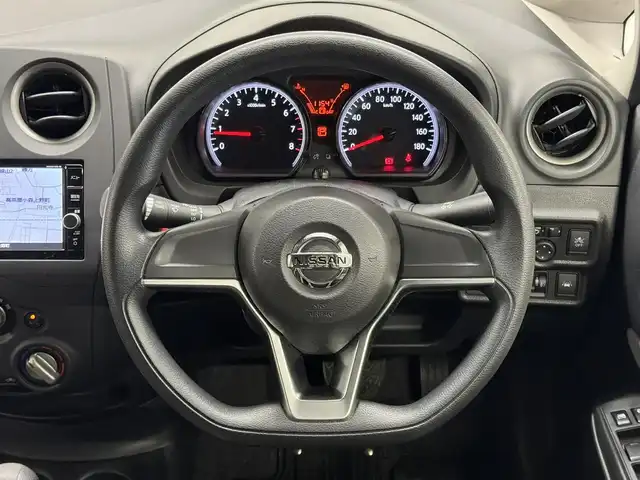 日産 ノート X 三重県 2019(平31)年 1.5万km ブリリアントホワイトパール ガソリン/FF/フロアCVT/純正 7インチナビ MM318D-W/（FM/AM/CD/DVD/iPod/SD/TV/WALKMAN/USB/Bluetooth/MUSIC STOCKER）/【OP】アラウンドビューモニター（移動物検知機能付）*/ドライブレコーダー 前方/ETC/安全/・エマージェンシーブレーキ/・LDW（車線逸脱警報）/・フロント＆バックソナー/・踏み間違い衝突防止アシスト/・ハイビームアシスト/・VDC（ビークルダイナミクスコントロール）/など/装備/・【OP】インテリジェント ルームミラー（デジタルインナーミラー）/・【OP】ヒーター付ドアミラー*/・マニュアルエアコン/・プッシュスタート/・電動格納ドアミラー/・純正 15inAW/・インテリジェントキーx1/など