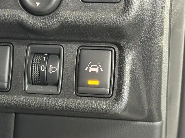 日産 ノート X 三重県 2019(平31)年 1.5万km ブリリアントホワイトパール ガソリン/FF/フロアCVT/純正 7インチナビ MM318D-W/（FM/AM/CD/DVD/iPod/SD/TV/WALKMAN/USB/Bluetooth/MUSIC STOCKER）/【OP】アラウンドビューモニター（移動物検知機能付）*/ドライブレコーダー 前方/ETC/安全/・エマージェンシーブレーキ/・LDW（車線逸脱警報）/・フロント＆バックソナー/・踏み間違い衝突防止アシスト/・ハイビームアシスト/・VDC（ビークルダイナミクスコントロール）/など/装備/・【OP】インテリジェント ルームミラー（デジタルインナーミラー）/・【OP】ヒーター付ドアミラー*/・マニュアルエアコン/・プッシュスタート/・電動格納ドアミラー/・純正 15inAW/・インテリジェントキーx1/など