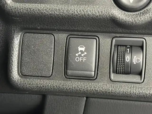 日産 ノート X 三重県 2019(平31)年 1.5万km ブリリアントホワイトパール ガソリン/FF/フロアCVT/純正 7インチナビ MM318D-W/（FM/AM/CD/DVD/iPod/SD/TV/WALKMAN/USB/Bluetooth/MUSIC STOCKER）/【OP】アラウンドビューモニター（移動物検知機能付）*/ドライブレコーダー 前方/ETC/安全/・エマージェンシーブレーキ/・LDW（車線逸脱警報）/・フロント＆バックソナー/・踏み間違い衝突防止アシスト/・ハイビームアシスト/・VDC（ビークルダイナミクスコントロール）/など/装備/・【OP】インテリジェント ルームミラー（デジタルインナーミラー）/・【OP】ヒーター付ドアミラー*/・マニュアルエアコン/・プッシュスタート/・電動格納ドアミラー/・純正 15inAW/・インテリジェントキーx1/など