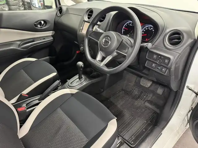 日産 ノート X 三重県 2019(平31)年 1.5万km ブリリアントホワイトパール ガソリン/FF/フロアCVT/純正 7インチナビ MM318D-W/（FM/AM/CD/DVD/iPod/SD/TV/WALKMAN/USB/Bluetooth/MUSIC STOCKER）/【OP】アラウンドビューモニター（移動物検知機能付）*/ドライブレコーダー 前方/ETC/安全/・エマージェンシーブレーキ/・LDW（車線逸脱警報）/・フロント＆バックソナー/・踏み間違い衝突防止アシスト/・ハイビームアシスト/・VDC（ビークルダイナミクスコントロール）/など/装備/・【OP】インテリジェント ルームミラー（デジタルインナーミラー）/・【OP】ヒーター付ドアミラー*/・マニュアルエアコン/・プッシュスタート/・電動格納ドアミラー/・純正 15inAW/・インテリジェントキーx1/など