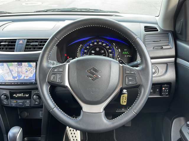 スズキ スイフト RS－DJE 山口県 2015(平27)年 6.2万km スーパーブラックパール ワンオーナー/純正SDナビ　【CN-R302Z】/・Bluetooth接続/・AM/FM/・DVD再生機能有/・ワンセグTV/ビルトインETC/クルーズコントロール/パドルシフト/アイドリングストップ/横滑り防止装置/純正フロアマット/スマートキー/プッシュスタート/スペアキー1本/USB入力端子/純正16インチアルミホイール/ウィンカーミラー