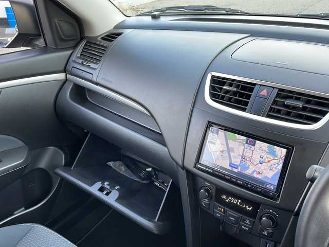 スズキ スイフト RS－DJE 山口県 2015(平27)年 6.2万km スーパーブラックパール ワンオーナー/純正SDナビ　【CN-R302Z】/・Bluetooth接続/・AM/FM/・DVD再生機能有/・ワンセグTV/ビルトインETC/クルーズコントロール/パドルシフト/アイドリングストップ/横滑り防止装置/純正フロアマット/スマートキー/プッシュスタート/スペアキー1本/USB入力端子/純正16インチアルミホイール/ウィンカーミラー