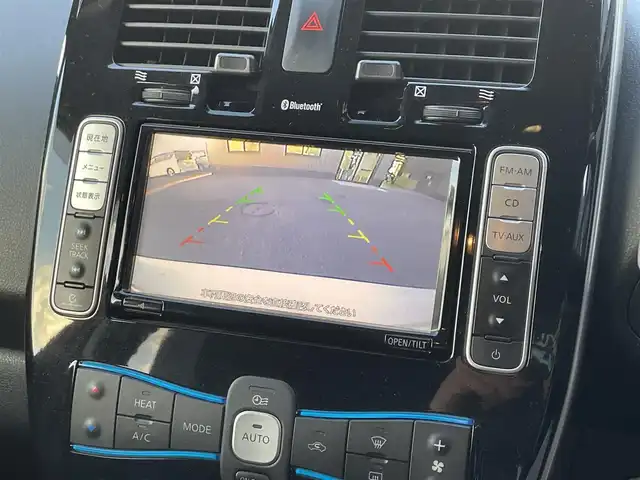 日産 リーフ G 滋賀県 2013(平25)年 9.8万km ブリリアントホワイトパール 純正7インチナビ/【CD/DVD/フルセグTV/USB】/バックカメラ/ETC/クルーズコントロール/LEDヘッドライト/オートライト/全席シートヒーター/ステアリングヒーター/社外フロアマット/ドアバイザー/プッシュスタート/スマートキー/ステアリングリモコン