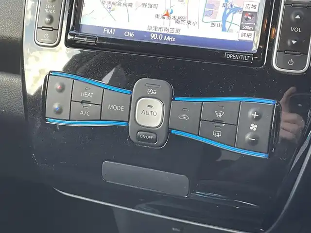 日産 リーフ G 滋賀県 2013(平25)年 9.8万km ブリリアントホワイトパール 純正7インチナビ/【CD/DVD/フルセグTV/USB】/バックカメラ/ETC/クルーズコントロール/LEDヘッドライト/オートライト/全席シートヒーター/ステアリングヒーター/社外フロアマット/ドアバイザー/プッシュスタート/スマートキー/ステアリングリモコン