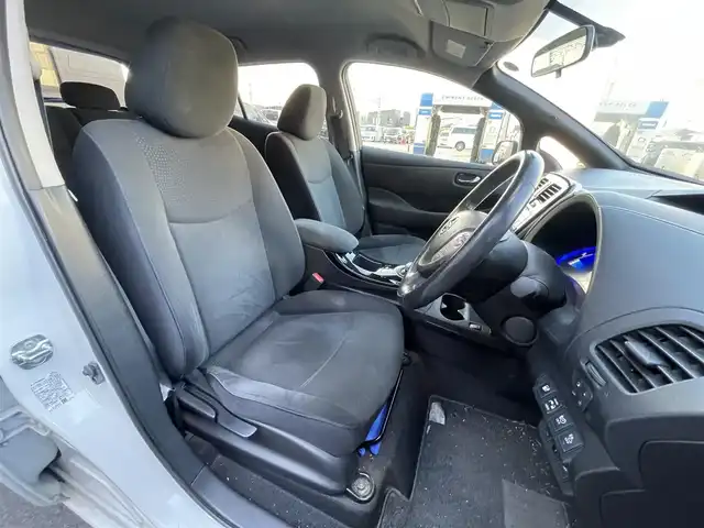 日産 リーフ G 滋賀県 2013(平25)年 9.8万km ブリリアントホワイトパール 純正7インチナビ/【CD/DVD/フルセグTV/USB】/バックカメラ/ETC/クルーズコントロール/LEDヘッドライト/オートライト/全席シートヒーター/ステアリングヒーター/社外フロアマット/ドアバイザー/プッシュスタート/スマートキー/ステアリングリモコン