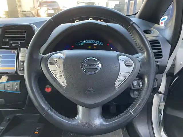 日産 リーフ G 滋賀県 2013(平25)年 9.8万km ブリリアントホワイトパール 純正7インチナビ/【CD/DVD/フルセグTV/USB】/バックカメラ/ETC/クルーズコントロール/LEDヘッドライト/オートライト/全席シートヒーター/ステアリングヒーター/社外フロアマット/ドアバイザー/プッシュスタート/スマートキー/ステアリングリモコン