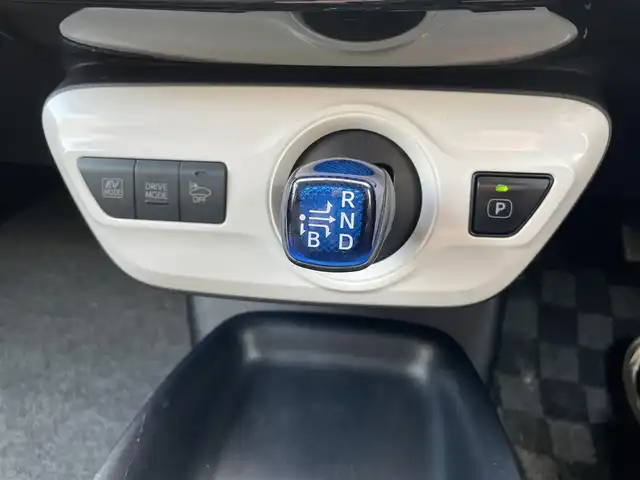 トヨタ プリウス S ツーリングセレクション 福島県 2016(平28)年 12.7万km シルバーM (株)IDOMが運営する【じしゃロン福島店】の自社ローン対象車両になります。こちらは現金ご利用時の価格です。/自社ローンご希望の方は別途その旨お申付け下さい/アルパイン車種専用ナビ/フルセグテレビ/バックカメラ/ウッドコンビステアリング/シートヒーター/ステアリングリモコン/ＥＴＣ/ドアバイザー/車両接近アラーム/運転モード切替（ＥＶ・ＥＣＯ・ＰＷＲ）