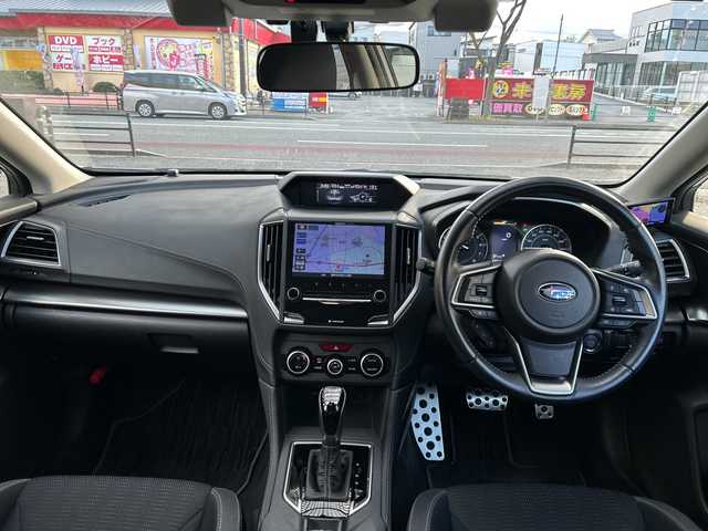 スバル インプレッサ Ｇ４ 2．0i－S アイサイト 福岡県 2017(平29)年 1.5万km クリスタルホワイトP 純正ナビ/純正フロアマット/ETC/IPOD/TV（フルセグ）/SD/FM／AM/Bluetoothオーディオ/メモリーミュージック/DISC/ハンズフリー/クルーズコントロール/オートライト/電動格納ミラー/プッシュスタート/ドライブレコーダー（前SDあり）/パドルシフト/ヒルアシスト/プリクラッシュ/リヤビークルディテクション/レーンキープ/レーダー探知機/横滑り防止/アイドリングストップ