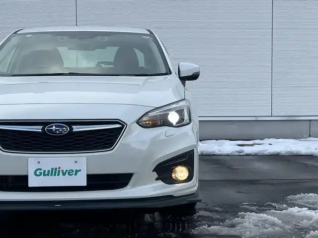 スバル インプレッサ Ｇ４ 2．0i－S アイサイト 秋田県 2017(平29)年 1.5万km クリスタルホワイトパール 寒冷地仕様/純正メモリーナビ(CN-LR820D)/【フルセグTV/DVD/CD/BT/USB/SD/HDMI】/バックカメラ/ETC/純正ドライブレコーダー/追従型クルーズコントロール/アクティブレーンキープ/衝突軽減ブレーキ/横滑り防止装置/トラクションコントール/リアビークルディテクション/インテリジェントAFS/LEDヘッドライト（ＡＵＴＯ付）/フォグランプ/アイドリングストップ/パドルシフト/ＧＰＳ＆レーダー探知機（A220）/電動格納ミラー/電動パーキングブレーキ/純正フロアマット/ドアバイザー/盗難防止装置/保証書・取扱説明書