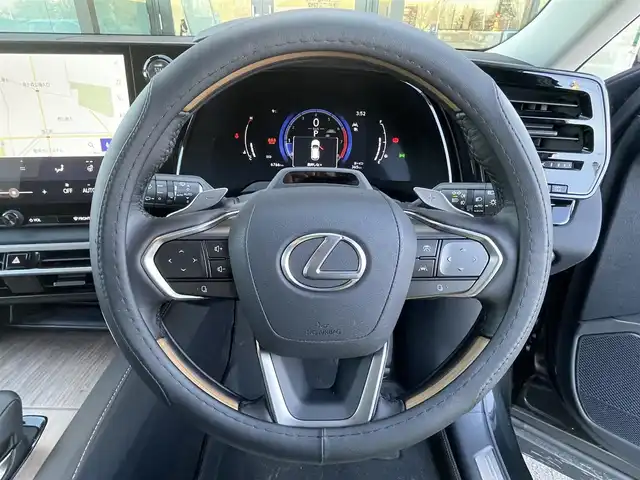 レクサス ＲＸ 350 バージョンL 栃木県 2024(令6)年 0.7万km グラファイトブラックガラスフレーク Lexus Safety　System＋/・プリクラッシュセーフティ/・レーダークルーズコントロール/・レーントレーシングアシスト/・オートマックハイビーム/・ブラインドスポットモニター/・夜間視界支援/・ロードサインアシスト/・ドライバー異常時対応システム/・プロアクティブドライビングアシスト/・レーンディパーチャーアラート/・レーンチェンジアシスト/・発進遅れ告知機能/・ドライバーモニター連携/・フロントクロストラフィックアラート/Lexus Teammate/・Lexus Teammate Advanced Drive/・Lexus Teammate Advanced Park/純正14インチディスプレイオーディオ/・ナビ機能/・フルセグTV/・BT/USB/AM.FM/・Miracast/サンルーフ/パノラミックビューモニター/パワーバックドア/デジタルインナーミラー/白レザーシート/全席パワーシート/全席シートヒーター/全席エアーシート/パドルシフト/ウッドコンビハンドル（純正ハンドルカバー有）/ステアリングスイッチ/ステアリングヒーター/電動パーキングブレーキ/オートホールド/LEDヘッドライト/アイドリングストップ/スマートキー