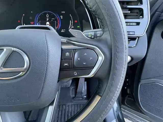 レクサス ＲＸ 350 バージョンL 栃木県 2024(令6)年 0.7万km グラファイトブラックガラスフレーク Lexus Safety　System＋/・プリクラッシュセーフティ/・レーダークルーズコントロール/・レーントレーシングアシスト/・オートマックハイビーム/・ブラインドスポットモニター/・夜間視界支援/・ロードサインアシスト/・ドライバー異常時対応システム/・プロアクティブドライビングアシスト/・レーンディパーチャーアラート/・レーンチェンジアシスト/・発進遅れ告知機能/・ドライバーモニター連携/・フロントクロストラフィックアラート/Lexus Teammate/・Lexus Teammate Advanced Drive/・Lexus Teammate Advanced Park/純正14インチディスプレイオーディオ/・ナビ機能/・フルセグTV/・BT/USB/AM.FM/・Miracast/サンルーフ/パノラミックビューモニター/パワーバックドア/デジタルインナーミラー/白レザーシート/全席パワーシート/全席シートヒーター/全席エアーシート/パドルシフト/ウッドコンビハンドル（純正ハンドルカバー有）/ステアリングスイッチ/ステアリングヒーター/電動パーキングブレーキ/オートホールド/LEDヘッドライト/アイドリングストップ/スマートキー