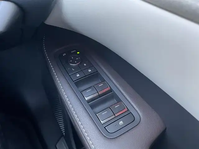 レクサス ＲＸ 350 バージョンL 栃木県 2024(令6)年 0.7万km グラファイトブラックガラスフレーク Lexus Safety　System＋/・プリクラッシュセーフティ/・レーダークルーズコントロール/・レーントレーシングアシスト/・オートマックハイビーム/・ブラインドスポットモニター/・夜間視界支援/・ロードサインアシスト/・ドライバー異常時対応システム/・プロアクティブドライビングアシスト/・レーンディパーチャーアラート/・レーンチェンジアシスト/・発進遅れ告知機能/・ドライバーモニター連携/・フロントクロストラフィックアラート/Lexus Teammate/・Lexus Teammate Advanced Drive/・Lexus Teammate Advanced Park/純正14インチディスプレイオーディオ/・ナビ機能/・フルセグTV/・BT/USB/AM.FM/・Miracast/サンルーフ/パノラミックビューモニター/パワーバックドア/デジタルインナーミラー/白レザーシート/全席パワーシート/全席シートヒーター/全席エアーシート/パドルシフト/ウッドコンビハンドル（純正ハンドルカバー有）/ステアリングスイッチ/ステアリングヒーター/電動パーキングブレーキ/オートホールド/LEDヘッドライト/アイドリングストップ/スマートキー