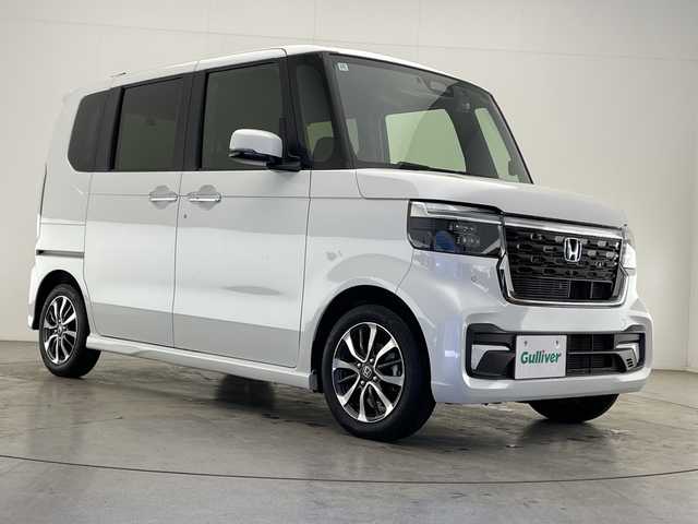 ホンダ Ｎ ＢＯＸ カスタム 宮崎県 2023(令5)年 1.9万km プラチナホワイトパール 禁煙車/ホンダセンシング/純正8型ディスプレイオーディオナビTV/（Gathers/HDMI/FMAM/Bluetooth/フルセグTV)/純正バックカメラ/純正LEDオートライト/純正LEDフォグ/純正エアロ/純正ルーフエンドスポイラー/純正フロアマット/社外前後ドライブレコーダー/左側電動スライドドア/アダプティブクルーズコントロール/レーンディパーチャーアラート/クリアランスソナー/電子パーキング/オートホールド/ウインカードアミラー/オートエアコン/前席シートヒーター/スマートキー/プッシュエンジンスタート/新車時保証書/取扱い説明書