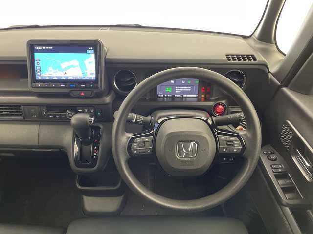 ホンダ Ｎ ＢＯＸ カスタム 宮崎県 2023(令5)年 1.9万km プラチナホワイトパール 禁煙車/ホンダセンシング/純正8型ディスプレイオーディオナビTV/（Gathers/HDMI/FMAM/Bluetooth/フルセグTV)/純正バックカメラ/純正LEDオートライト/純正LEDフォグ/純正エアロ/純正ルーフエンドスポイラー/純正フロアマット/社外前後ドライブレコーダー/左側電動スライドドア/アダプティブクルーズコントロール/レーンディパーチャーアラート/クリアランスソナー/電子パーキング/オートホールド/ウインカードアミラー/オートエアコン/前席シートヒーター/スマートキー/プッシュエンジンスタート/新車時保証書/取扱い説明書