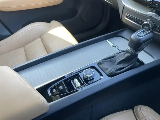 ボルボ ＸＣ６０ T5 AWD インスクリプション 栃木県 2017(平29)年 4.8万km パイングレーメタリック パノラマサンルーフ 」/Bowers＆Wilkins /ヘッドアップディスプレイ /全周囲カメラ /ステアリングヒーター /ベンチレーションシート /パワーシート /シートヒーター/ メーカーナビ /（AM/FM/Bluetooth）/フルセグTV/保証書/取扱説明書 /スペアキー