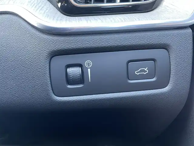 ボルボ ＸＣ６０ T5 AWD インスクリプション 栃木県 2017(平29)年 4.8万km パイングレーメタリック パノラマサンルーフ 」/Bowers＆Wilkins /ヘッドアップディスプレイ /全周囲カメラ /ステアリングヒーター /ベンチレーションシート /パワーシート /シートヒーター/ メーカーナビ /（AM/FM/Bluetooth）/フルセグTV/保証書/取扱説明書 /スペアキー