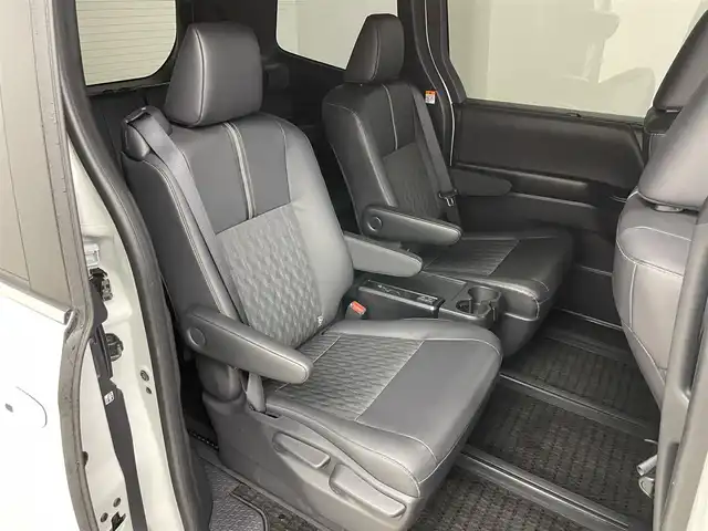 トヨタ ノア ハイブリッド S－Z 埼玉県 2024(令6)年 3.2万km ホワイトパールクリスタルシャイン モデリスタエアロ/純正１０．５インチディスプレイオーディオ/フルセグTV/CD/DVD/Bluetooth/HDMI/１３．２インチフリップダウンモニター/パノラミックビューモニター/ＢＳＭ/ビルトインＥＴＣ２．０/トヨタチームメイト/レーダークルーズコントロール/シートヒーター/AC100V/パーキングアシスト/両側パワースライドドア/純正アルミホイール/オートハイビーム/ＬＥＤヘッドライト