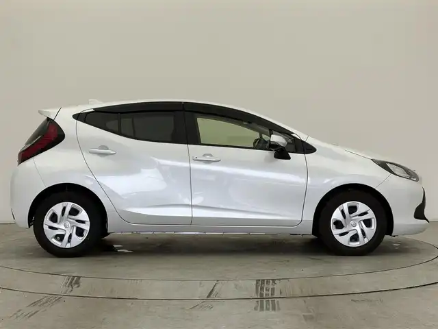 トヨタ アクア X 宮城県 2023(令5)年 1.5万km プラチナホワイトパールマイカ 純正ナビ/ＥＴＣ/ドライブレコーダー/全方位カメラ/衝突軽減システム/レーンキープアシスト/横滑り防止装置/オートライト/オートマチックハイビーム/冷房ＡＡＣ/ＡＢＳ/純正フロアマット/禁煙車