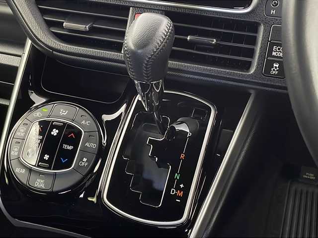トヨタ ヴォクシー ZS 煌 新潟県 2018(平30)年 1.8万km ブラック 純正メモリナビ/フルセグTV/Bluetooth/CD/DVD/USB/バックカメラ/アルパインフリップダウンモニター/両側パワースライドドア/前方ドライブレコーダー/ビルトインETC/クルーズコントロール/レーンキープアシスト/LEDヘッドライト/純正フロアマット/純正アルミホイール
