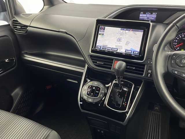 トヨタ ヴォクシー ZS 煌 新潟県 2018(平30)年 1.8万km ブラック 純正メモリナビ/フルセグTV/Bluetooth/CD/DVD/USB/バックカメラ/アルパインフリップダウンモニター/両側パワースライドドア/前方ドライブレコーダー/ビルトインETC/クルーズコントロール/レーンキープアシスト/LEDヘッドライト/純正フロアマット/純正アルミホイール