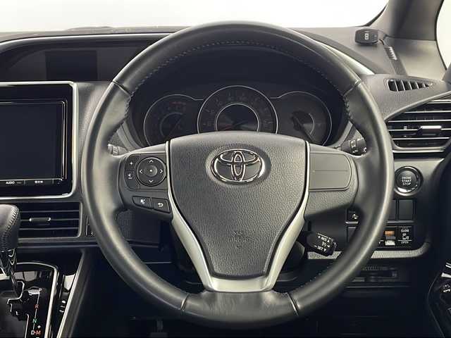 トヨタ ヴォクシー ZS 煌 新潟県 2018(平30)年 1.8万km ブラック 純正メモリナビ/フルセグTV/Bluetooth/CD/DVD/USB/バックカメラ/アルパインフリップダウンモニター/両側パワースライドドア/前方ドライブレコーダー/ビルトインETC/クルーズコントロール/レーンキープアシスト/LEDヘッドライト/純正フロアマット/純正アルミホイール