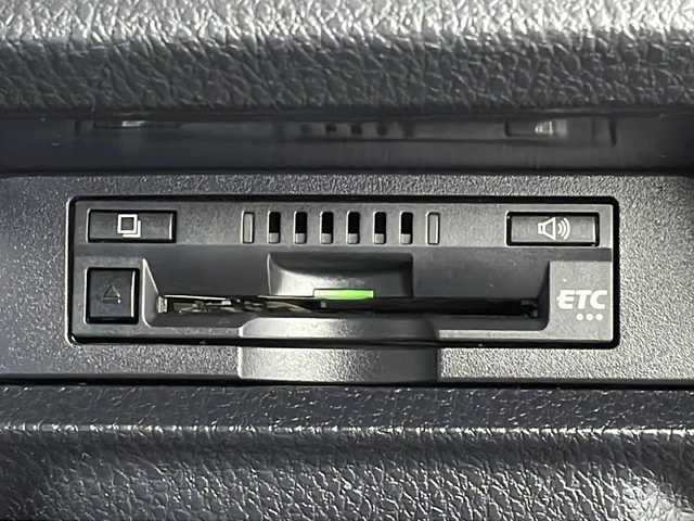 トヨタ ヴォクシー ZS 煌 新潟県 2018(平30)年 1.8万km ブラック 純正メモリナビ/フルセグTV/Bluetooth/CD/DVD/USB/バックカメラ/アルパインフリップダウンモニター/両側パワースライドドア/前方ドライブレコーダー/ビルトインETC/クルーズコントロール/レーンキープアシスト/LEDヘッドライト/純正フロアマット/純正アルミホイール