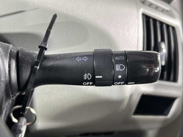 トヨタ プリウス α S 沖縄県 2013(平25)年 13.8万km クリアストリームメタリック 禁煙車　/社外７インチナビ（AVIC-ZH9990）/→【ＣＤ／ＤＶＤ／フルセグＴＶ／ＢＴ】　/バックカメラ　/ビルトインＥＴＣ/HIDヘッドライト　　/シートカバー　/純正フロアマット　/純正ドアバイザー　/１６インチ純正アルミ/オートライト/スマートキー