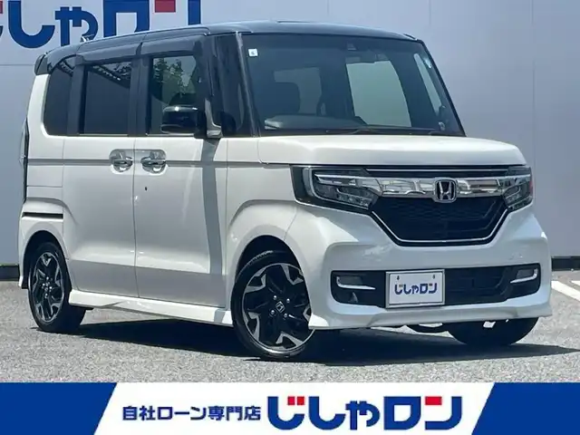 ホンダ Ｎ ＢＯＸ カスタム G EX ターボ ホンダセンシング 埼玉県 2019(令1)年 9.2万km プラチナホワイトパール (株)IDOMが運営する【じしゃロン鳩ヶ谷店】の自社ローン専用車両になりますこちらは現金またはオートローンご利用時の価格です。自社ローンご希望の方は別途その旨お申付け下さい/登録時91559km/2トーンカラー（プラチナホワイトパール×ブラック）/両側パワースライドドア/純正8インチプレミアムインターナビ(VXU-195NBi)/   AM/FM/CD/DVD/MSV/BT/USB/フルセグTV/バックカメラ/コーナーセンサー/プッシュスタート/スマートキーx2/アイドリングストップ/ホンダセンシング/　衝突軽減ブレーキ（CMBS）/　誤発信抑制機能/　後方誤発信抑制機能/　歩行者事故低減ステアリング/　アダプティブクルーズコントロール/　車線維持支援システム/　路外逸脱抑制機能/　先行車発進お知らせ機能/　標識認識機能/革巻きステアリング/　ステアリングリモコン/パドルシフト/ビルトインETC/純正15インチAW/LEDヘッドライト/　オートライト/オートハイビーム/フォグランプ/プラズマクラスター/電動格納機能付きウインカーミラー/ドアバイザー/純正フロアマット/保証書/取扱説明書/　/  /　/　