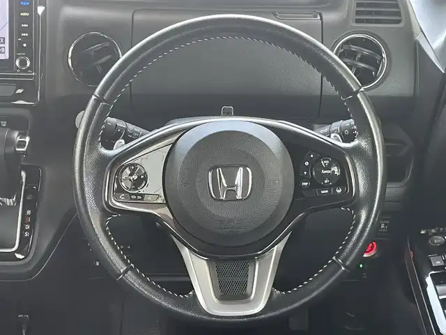 ホンダ Ｎ ＢＯＸ カスタム G EX ターボ ホンダセンシング 埼玉県 2019(令1)年 9.2万km プラチナホワイトパール (株)IDOMが運営する【じしゃロン鳩ヶ谷店】の自社ローン専用車両になりますこちらは現金またはオートローンご利用時の価格です。自社ローンご希望の方は別途その旨お申付け下さい/登録時91559km/2トーンカラー（プラチナホワイトパール×ブラック）/両側パワースライドドア/純正8インチプレミアムインターナビ(VXU-195NBi)/   AM/FM/CD/DVD/MSV/BT/USB/フルセグTV/バックカメラ/コーナーセンサー/プッシュスタート/スマートキーx2/アイドリングストップ/ホンダセンシング/　衝突軽減ブレーキ（CMBS）/　誤発信抑制機能/　後方誤発信抑制機能/　歩行者事故低減ステアリング/　アダプティブクルーズコントロール/　車線維持支援システム/　路外逸脱抑制機能/　先行車発進お知らせ機能/　標識認識機能/革巻きステアリング/　ステアリングリモコン/パドルシフト/ビルトインETC/純正15インチAW/LEDヘッドライト/　オートライト/オートハイビーム/フォグランプ/プラズマクラスター/電動格納機能付きウインカーミラー/ドアバイザー/純正フロアマット/保証書/取扱説明書/　/  /　/　