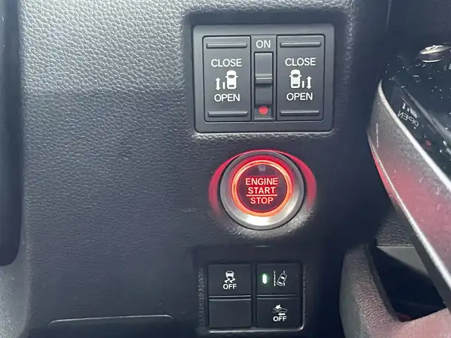 ホンダ Ｎ ＢＯＸ カスタム G EX ターボ ホンダセンシング 埼玉県 2019(令1)年 9.2万km プラチナホワイトパール (株)IDOMが運営する【じしゃロン鳩ヶ谷店】の自社ローン専用車両になりますこちらは現金またはオートローンご利用時の価格です。自社ローンご希望の方は別途その旨お申付け下さい/登録時91559km/2トーンカラー（プラチナホワイトパール×ブラック）/両側パワースライドドア/純正8インチプレミアムインターナビ(VXU-195NBi)/   AM/FM/CD/DVD/MSV/BT/USB/フルセグTV/バックカメラ/コーナーセンサー/プッシュスタート/スマートキーx2/アイドリングストップ/ホンダセンシング/　衝突軽減ブレーキ（CMBS）/　誤発信抑制機能/　後方誤発信抑制機能/　歩行者事故低減ステアリング/　アダプティブクルーズコントロール/　車線維持支援システム/　路外逸脱抑制機能/　先行車発進お知らせ機能/　標識認識機能/革巻きステアリング/　ステアリングリモコン/パドルシフト/ビルトインETC/純正15インチAW/LEDヘッドライト/　オートライト/オートハイビーム/フォグランプ/プラズマクラスター/電動格納機能付きウインカーミラー/ドアバイザー/純正フロアマット/保証書/取扱説明書/　/  /　/　