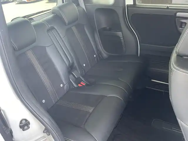 ホンダ Ｎ ＢＯＸ カスタム G EX ターボ ホンダセンシング 埼玉県 2019(令1)年 9.2万km プラチナホワイトパール (株)IDOMが運営する【じしゃロン鳩ヶ谷店】の自社ローン専用車両になりますこちらは現金またはオートローンご利用時の価格です。自社ローンご希望の方は別途その旨お申付け下さい/登録時91559km/2トーンカラー（プラチナホワイトパール×ブラック）/両側パワースライドドア/純正8インチプレミアムインターナビ(VXU-195NBi)/   AM/FM/CD/DVD/MSV/BT/USB/フルセグTV/バックカメラ/コーナーセンサー/プッシュスタート/スマートキーx2/アイドリングストップ/ホンダセンシング/　衝突軽減ブレーキ（CMBS）/　誤発信抑制機能/　後方誤発信抑制機能/　歩行者事故低減ステアリング/　アダプティブクルーズコントロール/　車線維持支援システム/　路外逸脱抑制機能/　先行車発進お知らせ機能/　標識認識機能/革巻きステアリング/　ステアリングリモコン/パドルシフト/ビルトインETC/純正15インチAW/LEDヘッドライト/　オートライト/オートハイビーム/フォグランプ/プラズマクラスター/電動格納機能付きウインカーミラー/ドアバイザー/純正フロアマット/保証書/取扱説明書/　/  /　/　