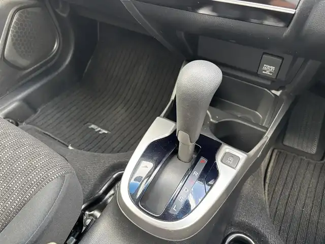ホンダ フィット 13G Lパッケージ 京都府 2013(平25)年 6.6万km アラバスターシルバーメタリック ワンオーナー/禁煙車/65856キロ/純正ナビ/ワンセグTV/Bluetooth/ETC/バックカメラ/LEDヘットライト/スマートキー２個/保証書/説明書