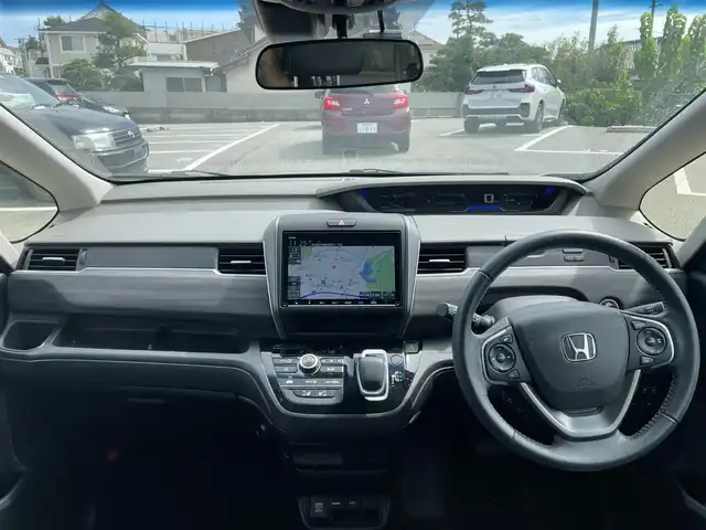 ホンダ フリード ハイブリット G ホンダセンシング 熊本県 2021(令3)年 2.7万km プラチナホワイトパール 純正Ｇａｔｈｅｒｓインターナビゲーション/・地デジＴＶ/・バックカメラ/・FM/AMラジオ/・CD/DVD/・Bluetooth/Cパッケージ/・照明付バニティミラー/・プラズマクラスター付オートエアコン/・シートヒーター【運転席/助手席】/・ロールサンシェード/・コンフォートビューパッケージ/Sパッケージ/・純正１５インチアルミホイール/・革巻きステアリングホイール/・ブラックウォールナット木目調インパネ加飾/・ブラックプライムスムースコンビシート/・シートバックアッパーポケット/ホンダセンシング/・CMBS/・歩行者事故低減ステアリング/・アダプティブクルーズコントロール/・LKAS/・路外逸脱抑制機能/・誤発進抑制機能/・先行車発進お知らせ機能/・標識認識機能/両側パワースライドドア/LEDヘッドランプ/オートライト/アクティブコーナリングランプ/ビルトインETC/SRSエアバック【運転席/助手席】/スマートキーシステム/保証書/取扱説明書/スペアキー１本