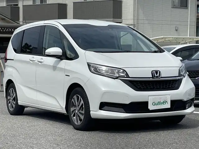 ホンダ フリード ハイブリット G ホンダセンシング 熊本県 2021(令3)年 2.7万km プラチナホワイトパール 純正Ｇａｔｈｅｒｓインターナビゲーション/・地デジＴＶ/・バックカメラ/・FM/AMラジオ/・CD/DVD/・Bluetooth/Cパッケージ/・照明付バニティミラー/・プラズマクラスター付オートエアコン/・シートヒーター【運転席/助手席】/・ロールサンシェード/・コンフォートビューパッケージ/Sパッケージ/・純正１５インチアルミホイール/・革巻きステアリングホイール/・ブラックウォールナット木目調インパネ加飾/・ブラックプライムスムースコンビシート/・シートバックアッパーポケット/ホンダセンシング/・CMBS/・歩行者事故低減ステアリング/・アダプティブクルーズコントロール/・LKAS/・路外逸脱抑制機能/・誤発進抑制機能/・先行車発進お知らせ機能/・標識認識機能/両側パワースライドドア/LEDヘッドランプ/オートライト/アクティブコーナリングランプ/ビルトインETC/SRSエアバック【運転席/助手席】/スマートキーシステム/保証書/取扱説明書/スペアキー１本