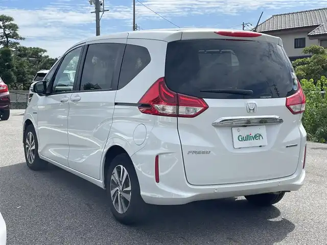 ホンダ フリード ハイブリット G ホンダセンシング 熊本県 2021(令3)年 2.7万km プラチナホワイトパール 純正Ｇａｔｈｅｒｓインターナビゲーション/・地デジＴＶ/・バックカメラ/・FM/AMラジオ/・CD/DVD/・Bluetooth/Cパッケージ/・照明付バニティミラー/・プラズマクラスター付オートエアコン/・シートヒーター【運転席/助手席】/・ロールサンシェード/・コンフォートビューパッケージ/Sパッケージ/・純正１５インチアルミホイール/・革巻きステアリングホイール/・ブラックウォールナット木目調インパネ加飾/・ブラックプライムスムースコンビシート/・シートバックアッパーポケット/ホンダセンシング/・CMBS/・歩行者事故低減ステアリング/・アダプティブクルーズコントロール/・LKAS/・路外逸脱抑制機能/・誤発進抑制機能/・先行車発進お知らせ機能/・標識認識機能/両側パワースライドドア/LEDヘッドランプ/オートライト/アクティブコーナリングランプ/ビルトインETC/SRSエアバック【運転席/助手席】/スマートキーシステム/保証書/取扱説明書/スペアキー１本